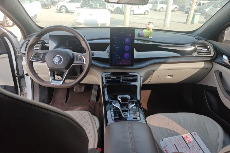 Used BYD Qin PLUS 2024 HONOR Edition DM-i 55KM Leading Model Center Console