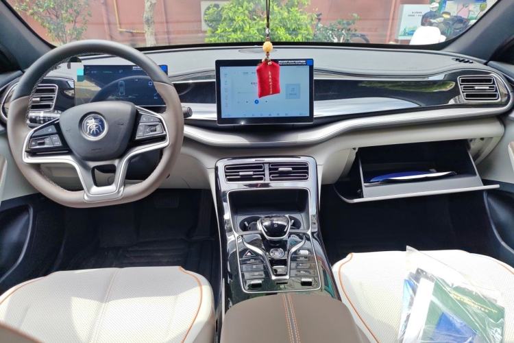 Used BYD Qin PLUS 2024 Honor Edition EV 510KM Leading Model Center Console