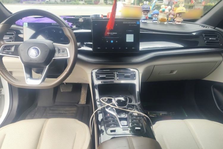 Used BYD Qin PLUS 2024 HONOR Edition DM-i 55KM Leading Model Center Console