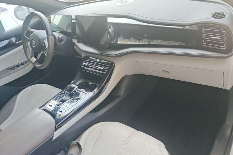 Used BYD Qin PLUS 2024 HONOR Edition DM-i 55KM Leading Model Center Console