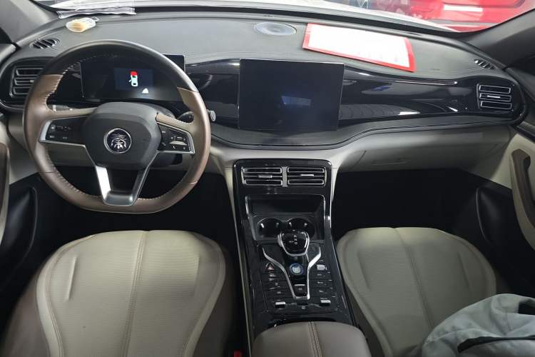 Used BYD Qin PLUS 2024 HONOR Edition DM-i 55KM Leading Model Center Console