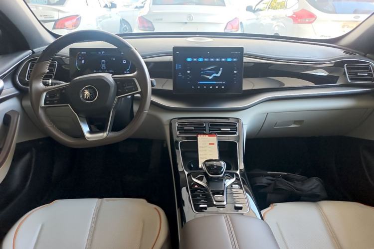 Used BYD Qin PLUS 2024 HONOR Edition DM-i 120KM Leading Model Center Console