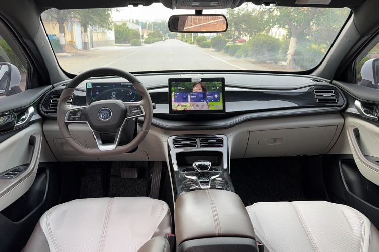 Used BYD Qin PLUS 2024 HONOR Edition DM-i 55KM Leading Model Center Console