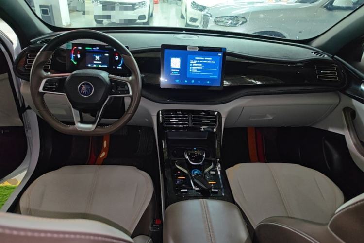 Used BYD Qin PLUS 2024 HONOR Edition DM-i 55KM Leading Model Center Console