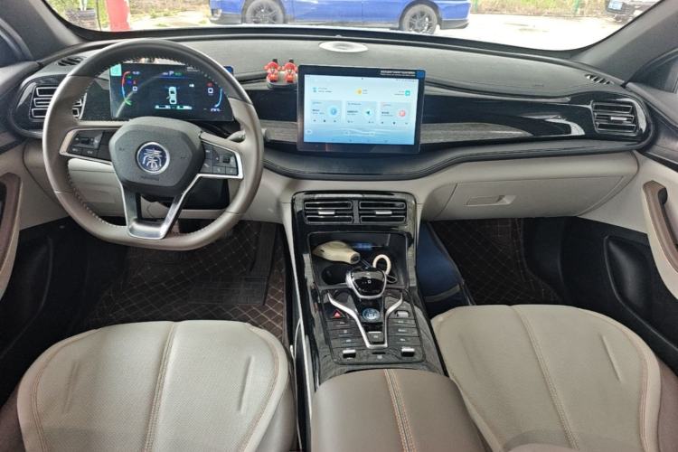 Used BYD Qin PLUS 2024 HONOR Edition DM-i 55KM Leading Model Center Console