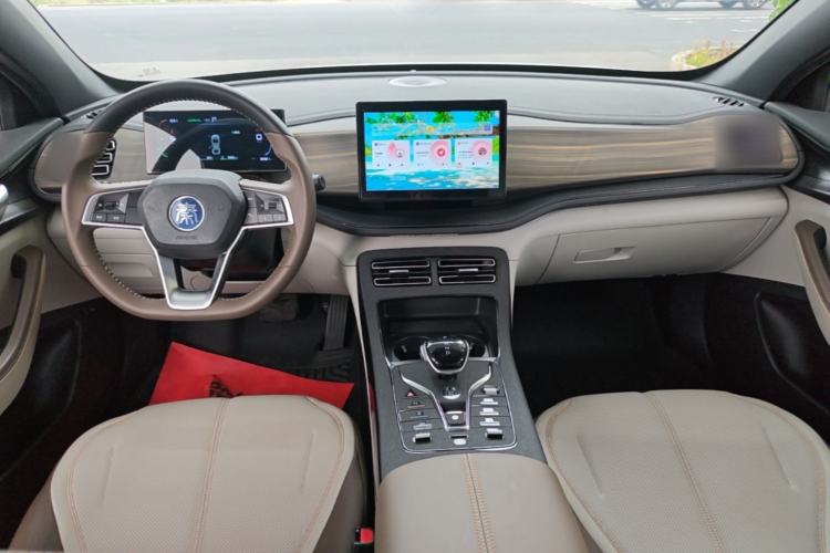 Used BYD Qin PLUS 2024 HONOR Edition DM-i 55KM Leading Model Center Console