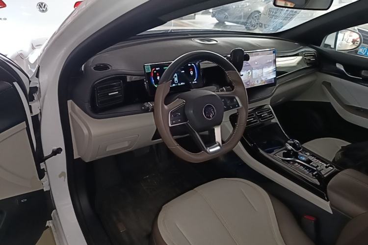 Used BYD Qin PLUS 2024 HONOR Edition DM-i 55KM Leading Model Center Console