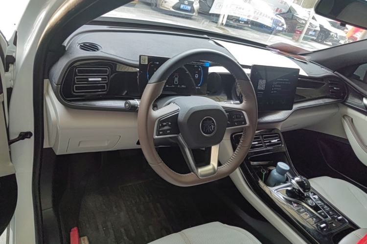 Used BYD Qin PLUS 2024 HONOR Edition DM-i 55KM Leading Model Center Console