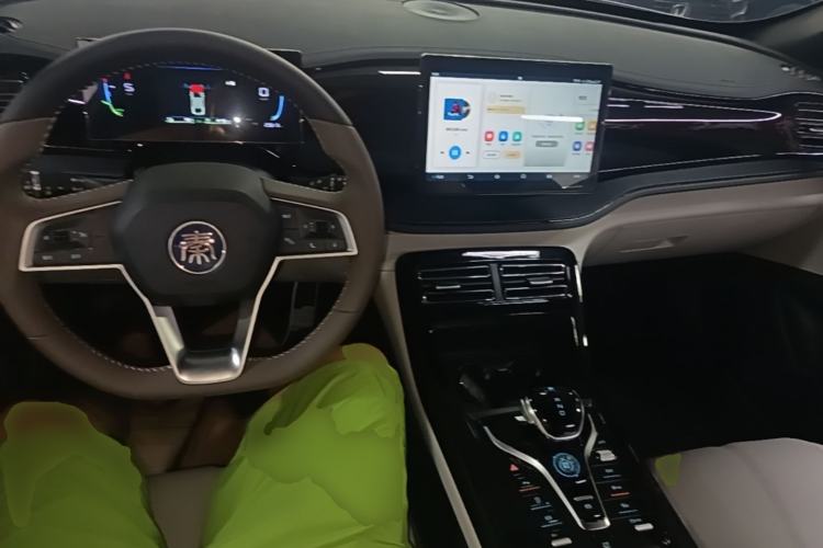 Used BYD Qin PLUS 2024 HONOR Edition DM-i 55KM Leading Model Center Console