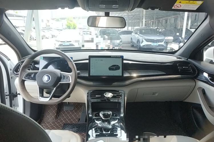 Used BYD Qin PLUS 2024 HONOR Edition DM-i 55KM Leading Model Center Console