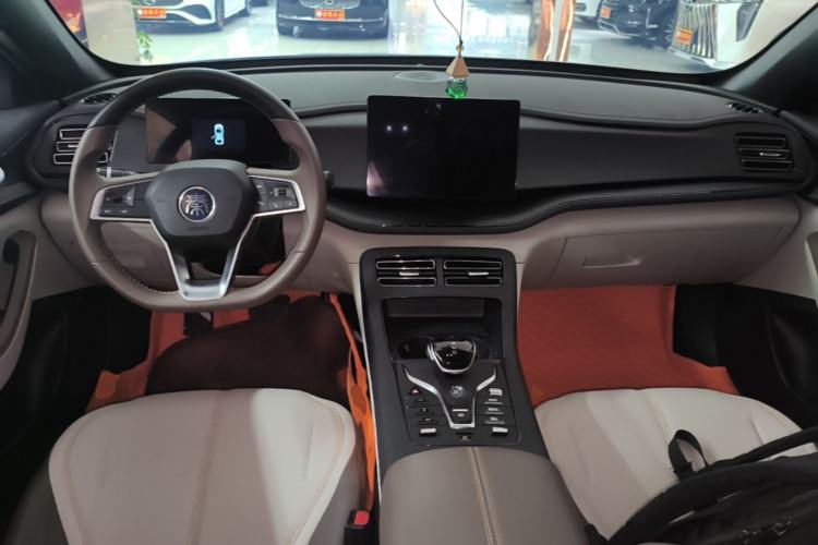Used BYD Qin PLUS 2024 HONOR Edition DM-i 55KM Leading Model Center Console