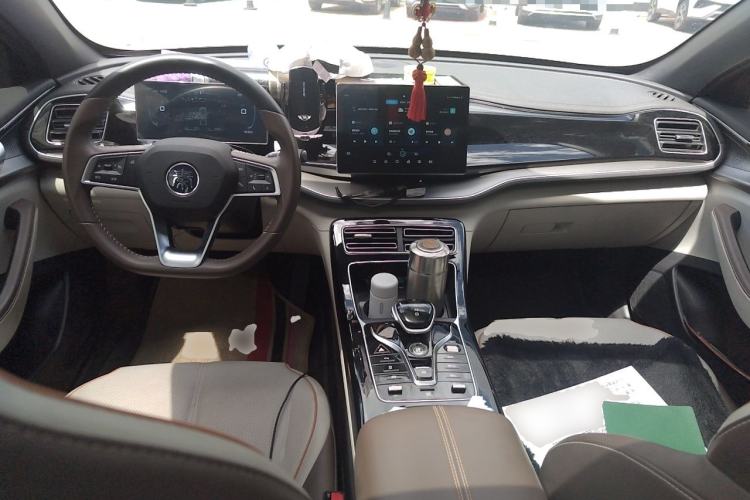 Used BYD Qin PLUS 2024 HONOR Edition DM-i 120KM Leading Model Center Console