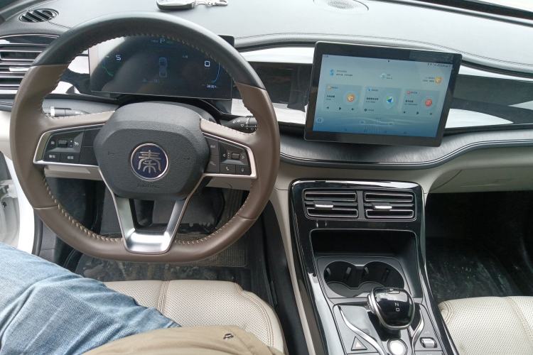 Used BYD Qin PLUS 2024 HONOR Edition DM-i 55KM Leading Model Center Console