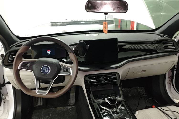 Used BYD Qin PLUS 2024 HONOR Edition DM-i 55KM Leading Model Center Console