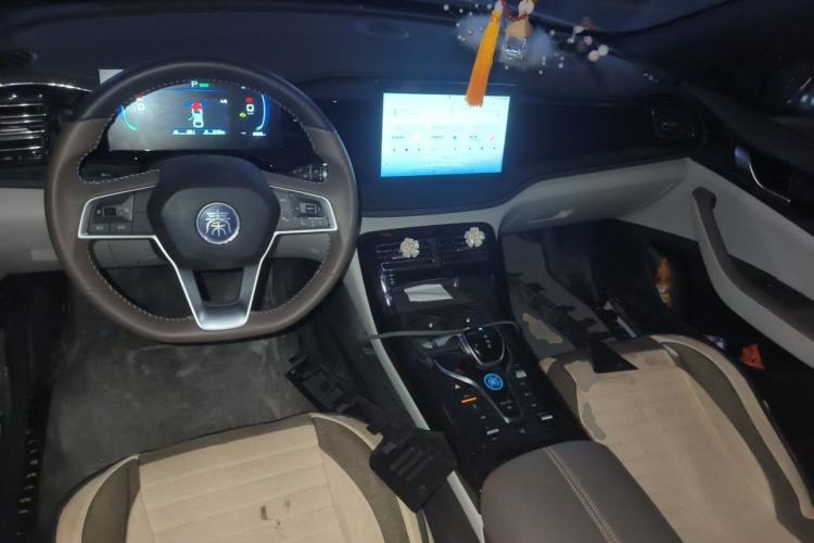 Used BYD Qin PLUS 2024 HONOR Edition DM-i 55KM Leading Model Center Console