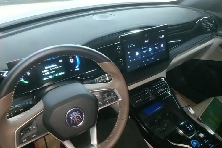 Used BYD Qin PLUS 2024 HONOR Edition DM-i 55KM Leading Model Center Console