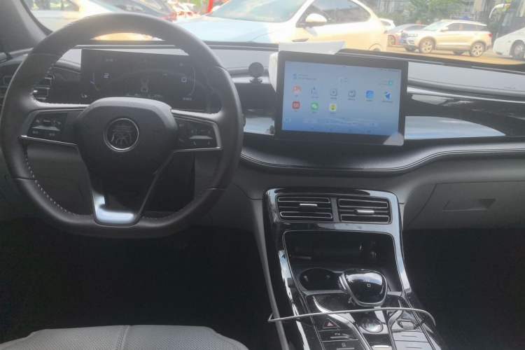 Used BYD Qin PLUS 2024 HONOR Edition DM-i 55KM Leading Model Center Console