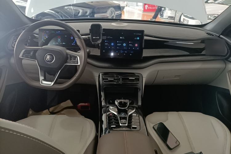 Used BYD Qin PLUS 2024 HONOR Edition DM-i 55KM Leading Model Center Console