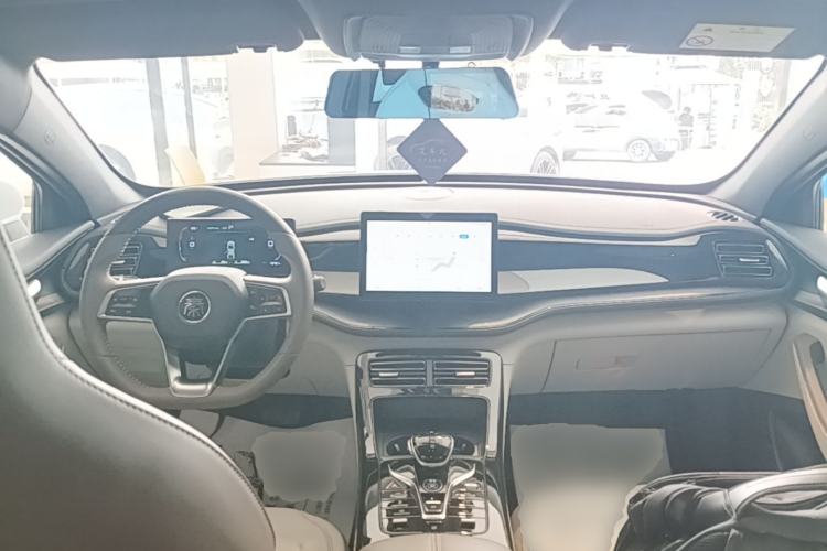 Used BYD Qin PLUS 2024 HONOR Edition DM-i 55KM Leading Model Center Console