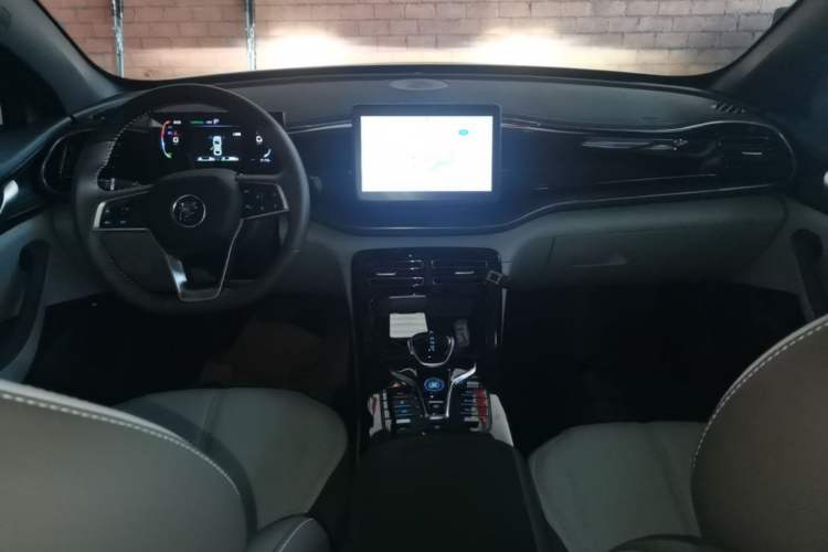 Used BYD Qin PLUS 2024 HONOR Edition DM-i 55KM Leading Model Center Console