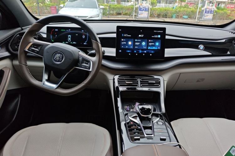 Used BYD Qin PLUS 2024 HONOR Edition DM-i 55KM Leading Model Center Console
