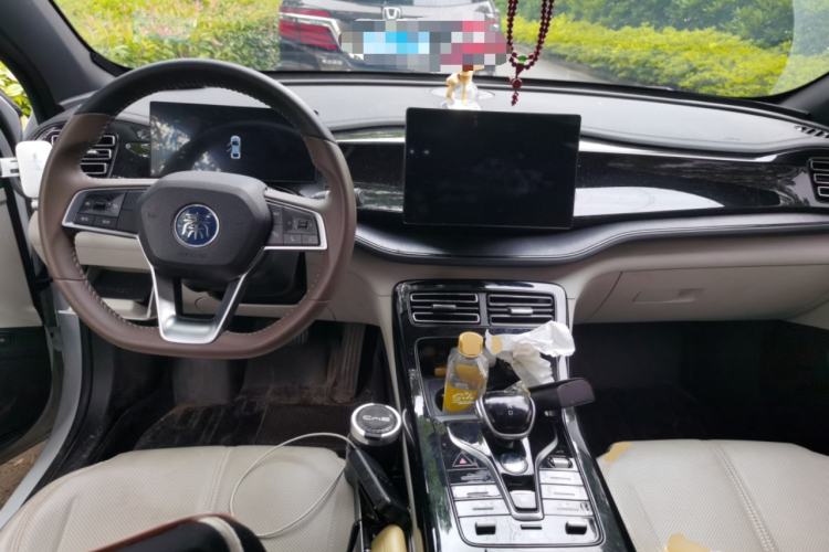 Used BYD Qin PLUS 2024 HONOR Edition DM-i 55KM Leading Model Center Console