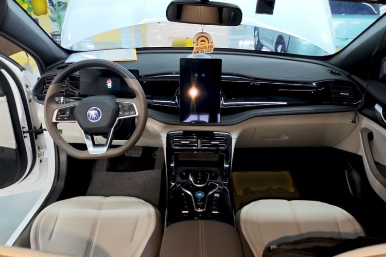 Used BYD Qin PLUS 2024 HONOR Edition DM-i 55KM Leading Model Center Console