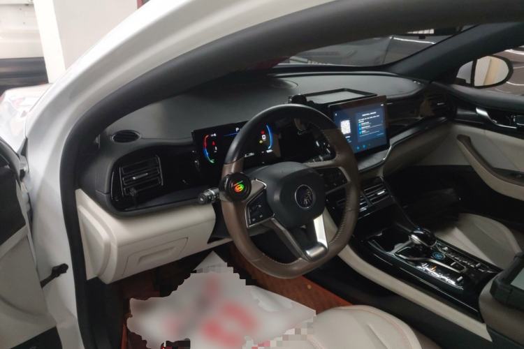 Used BYD Qin PLUS 2024 HONOR Edition DM-i 55KM Leading Model Center Console