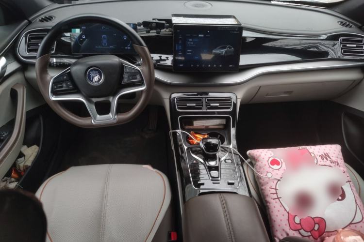 Used BYD Qin PLUS 2024 Honor Edition EV 510KM Leading Model Center Console