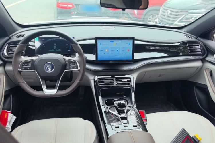 Used BYD Qin PLUS 2024 HONOR Edition DM-i 55KM Leading Model Center Console