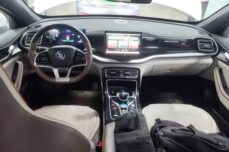 Used BYD Qin PLUS 2024 Honor Edition EV 510KM Leading Model Center Console