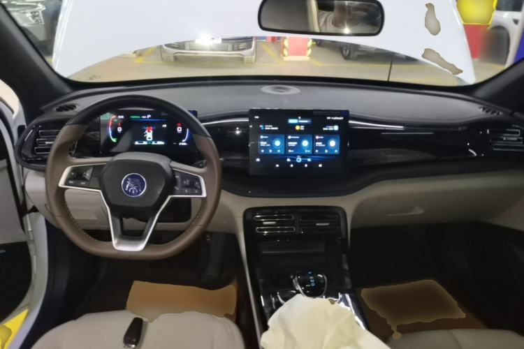 Used BYD Qin PLUS 2024 HONOR Edition DM-i 55KM Leading Model Center Console