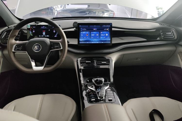 Used BYD Qin PLUS 2024 HONOR Edition DM-i 55KM Leading Model Center Console