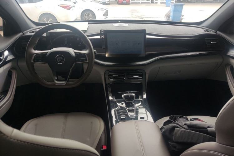 Used BYD Qin PLUS 2024 HONOR Edition DM-i 55KM Leading Model Center Console