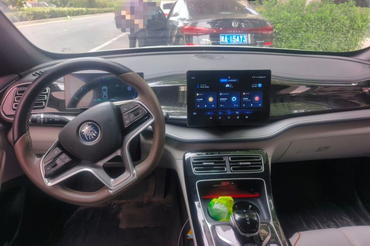 Used BYD Qin PLUS 2024 Honor Edition EV 420KM Leading Model Center Console