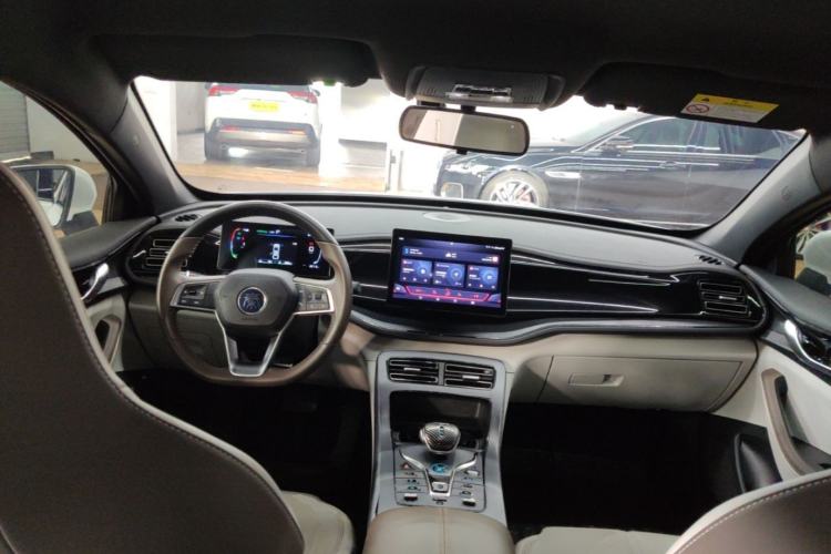 Used BYD Qin PLUS 2024 HONOR Edition DM-i 55KM Leading Model Center Console