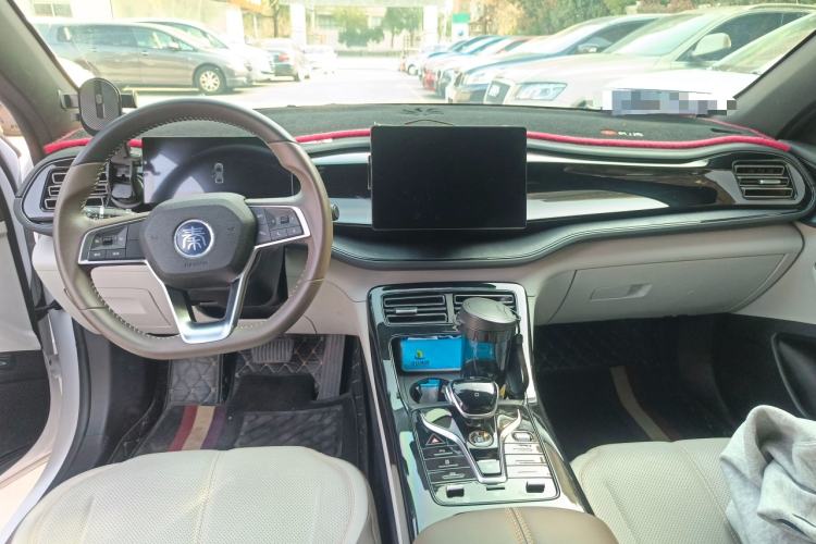 Used BYD Qin PLUS 2024 HONOR Edition DM-i 55KM Leading Model Center Console