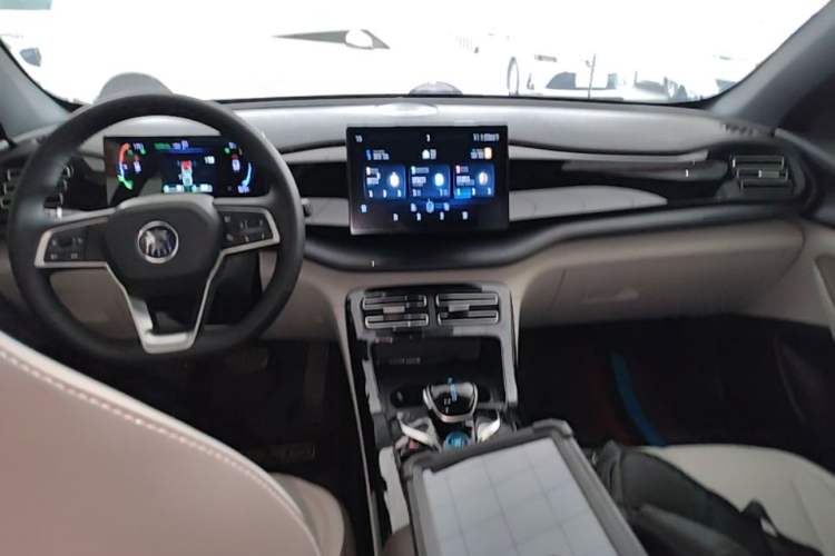 Used BYD Qin PLUS 2024 HONOR Edition DM-i 55KM Leading Model Center Console