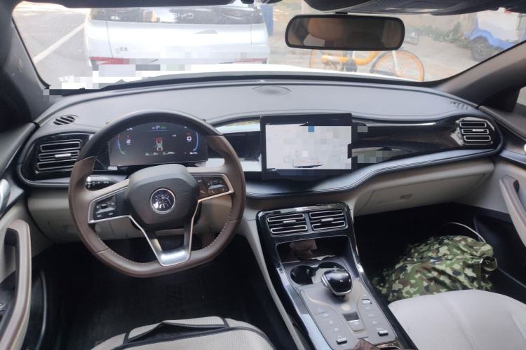 Used BYD Qin PLUS 2024 HONOR Edition DM-i 55KM Leading Model Center Console
