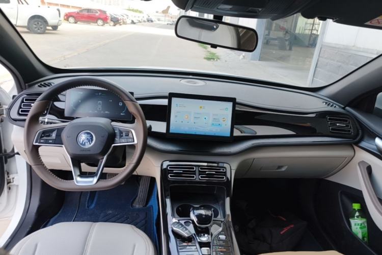Used BYD Qin PLUS 2024 HONOR Edition DM-i 55KM Leading Model Center Console