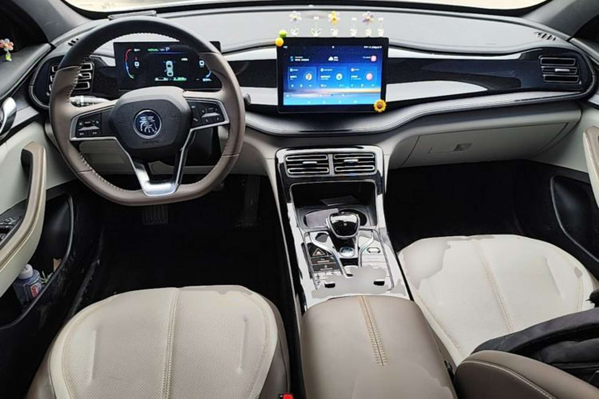 Used BYD Qin PLUS 2024 HONOR Edition DM-i 55KM Leading Model Center Console