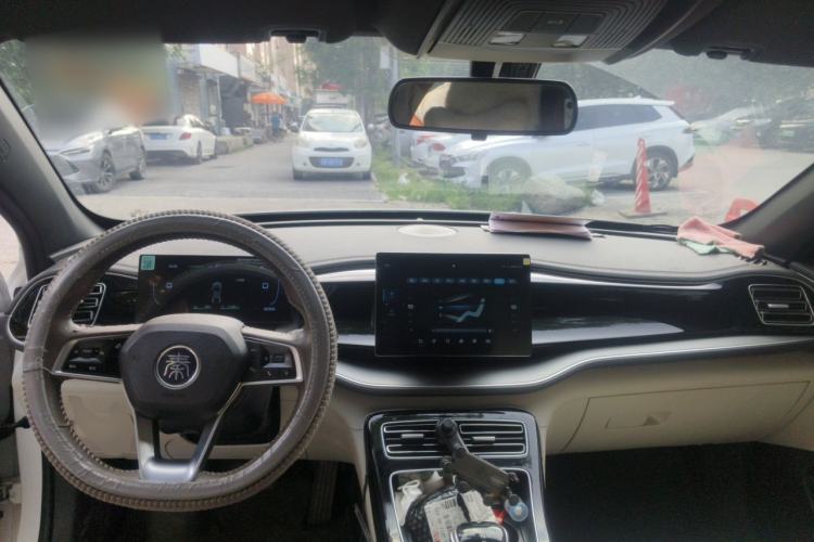 Used BYD Qin PLUS 2024 HONOR Edition DM-i 120KM Leading Model Center Console