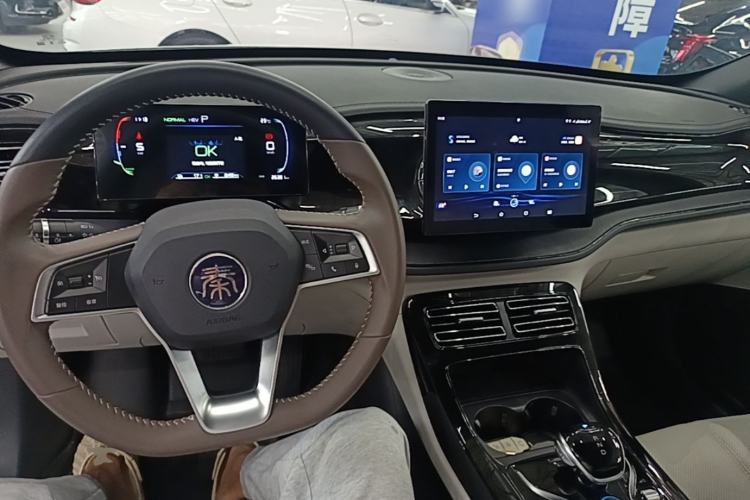 Used BYD Qin PLUS 2024 HONOR Edition DM-i 55KM Beyond Model Center Console