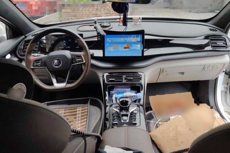 Used BYD Qin PLUS 2024 HONOR Edition DM-i 55KM Leading Model Center Console