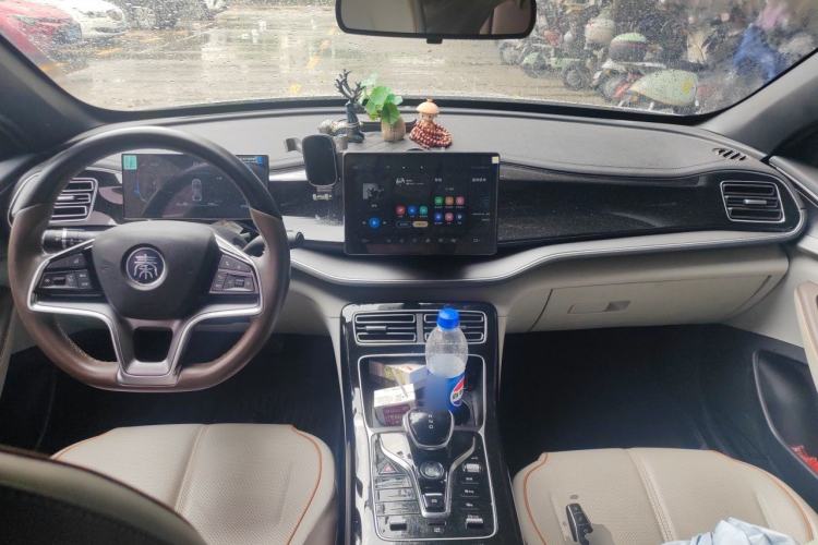 Used BYD Qin PLUS 2024 Honor Edition EV 510KM Leading Model Center Console