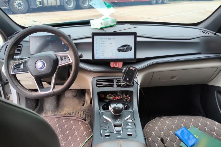 Used BYD Qin PLUS 2024 HONOR Edition DM-i 55KM Leading Model Center Console