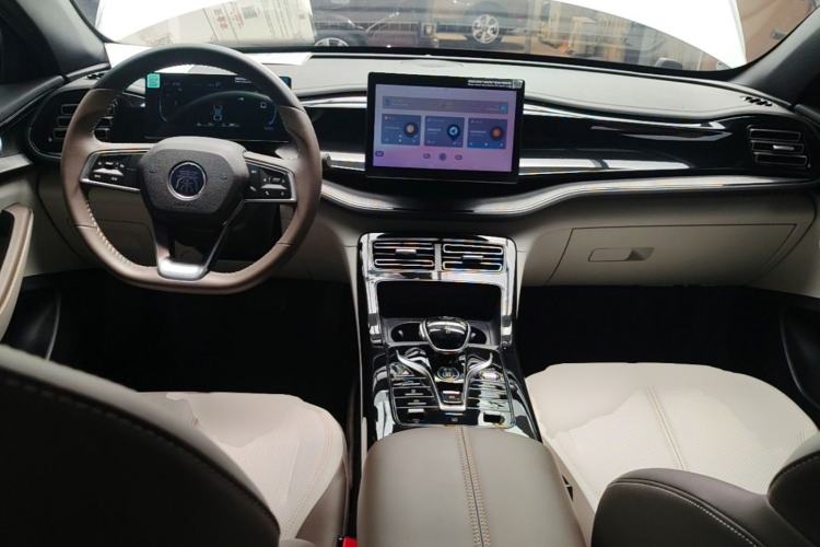 Used BYD Qin PLUS 2024 HONOR Edition DM-i 55KM Leading Model Center Console