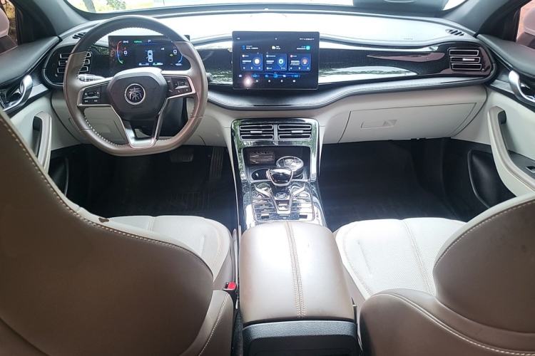 Used BYD Qin PLUS 2024 HONOR Edition DM-i 55KM Leading Model Center Console