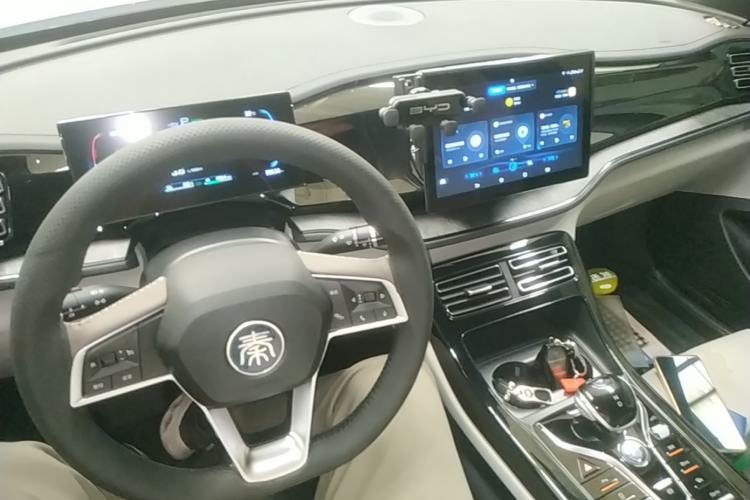 Used BYD Qin PLUS 2024 HONOR Edition DM-i 55KM Leading Model Center Console