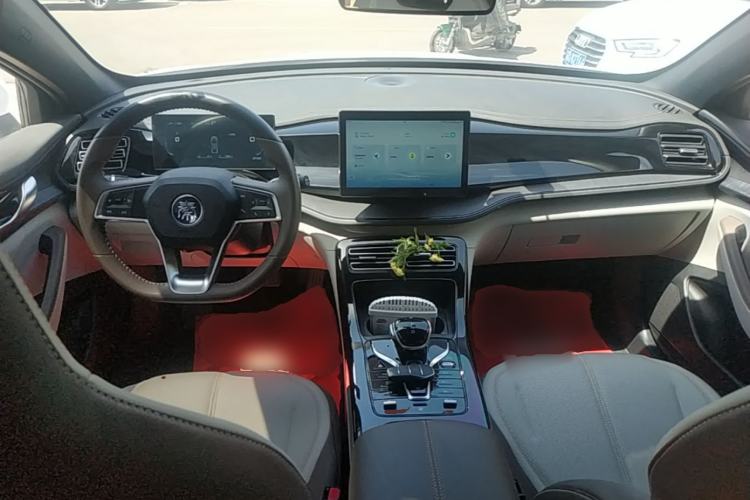 Used BYD Qin PLUS 2024 HONOR Edition DM-i 55KM Leading Model Center Console